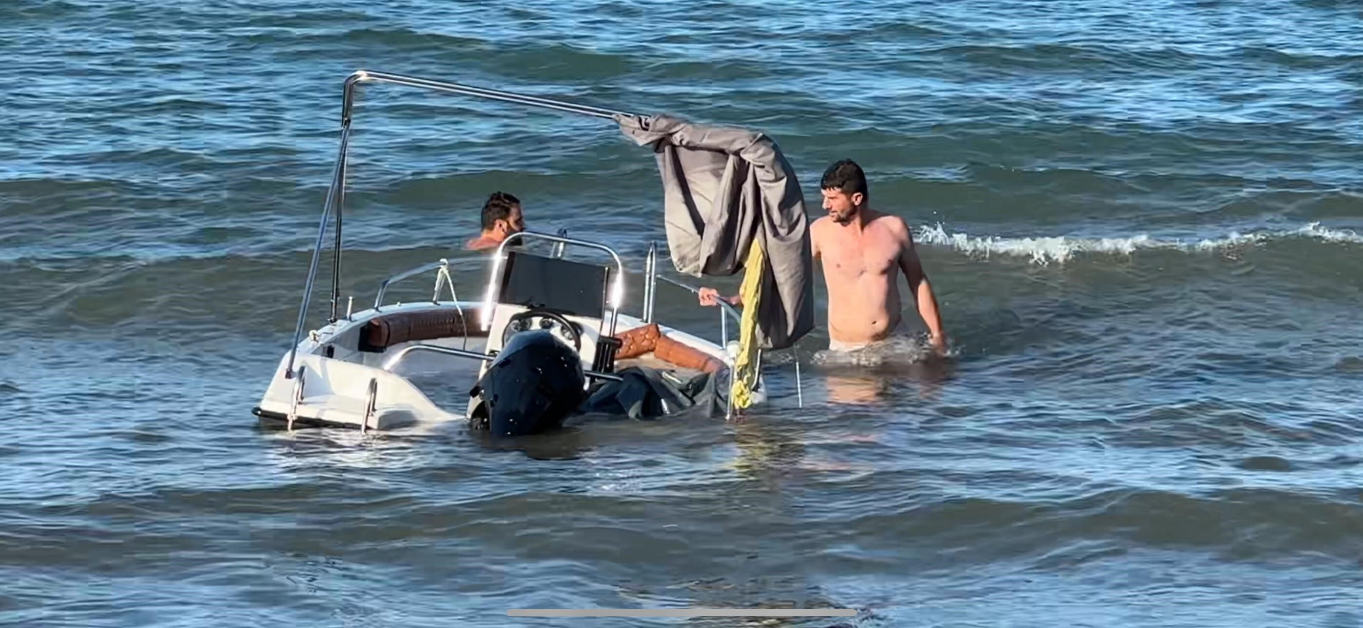Denizde korku dolu anlar! Tekne alabora oldu, kendi imkanlarıyla kurtuldular - 1. Resim
