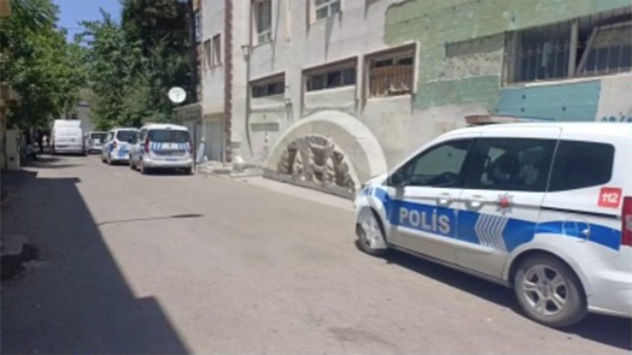 Eşi ve iki çocuğunu bıçakla yaralamıştı! Yakalandığı yer pes dedirtti Eşi ve iki çocuğunu bıçakla yaralamıştı! Yakalandığı yer pes dedirtti