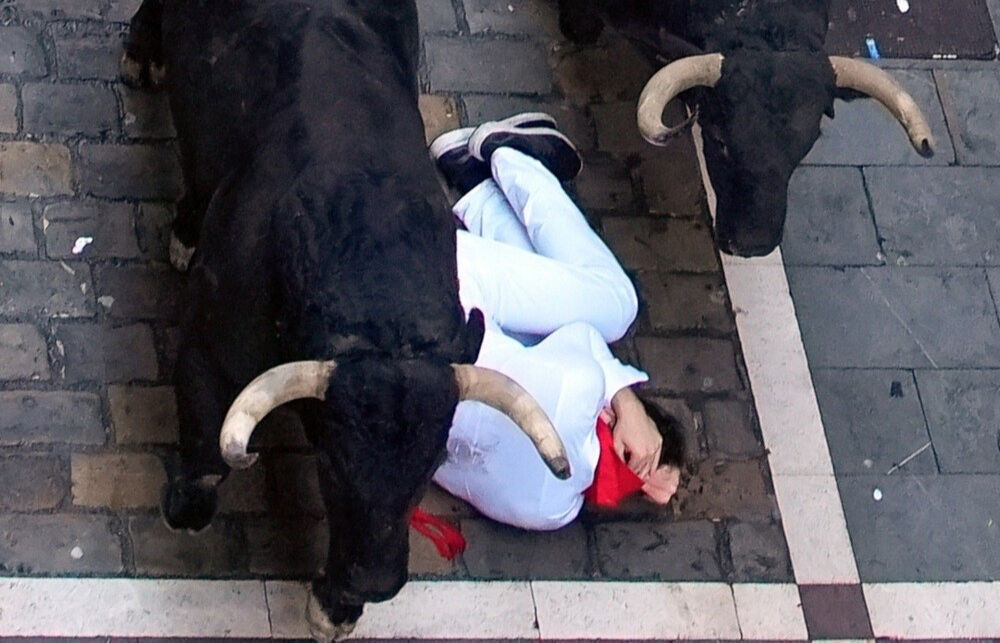 İspanya'da dehşet g&ouml;r&uuml;nt&uuml;ler! Boğa koşularında 8 kişi yaralandı - 2. Resim
