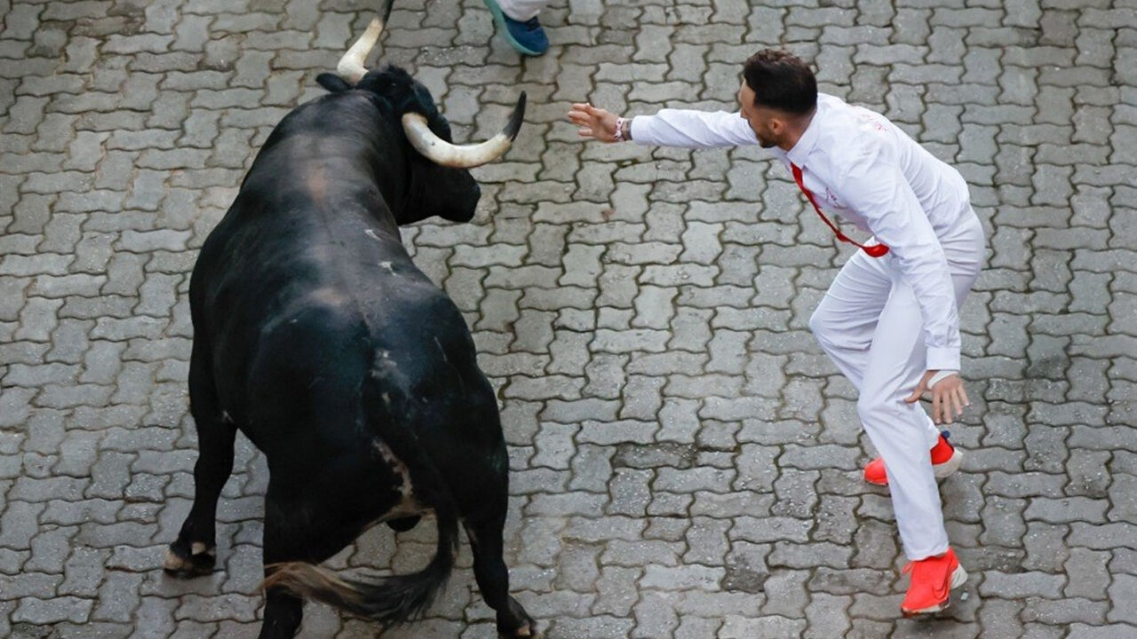 İspanya'da dehşet g&ouml;r&uuml;nt&uuml;ler! Boğa koşularında 8 kişi yaralandı - 1. Resim