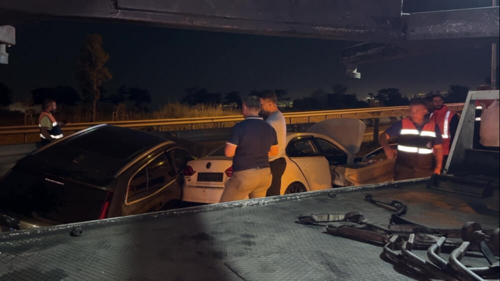 İstanbul'da makas atan araç dehşet saçtı! Arabalar boşluğa düştü... - 1. Resim