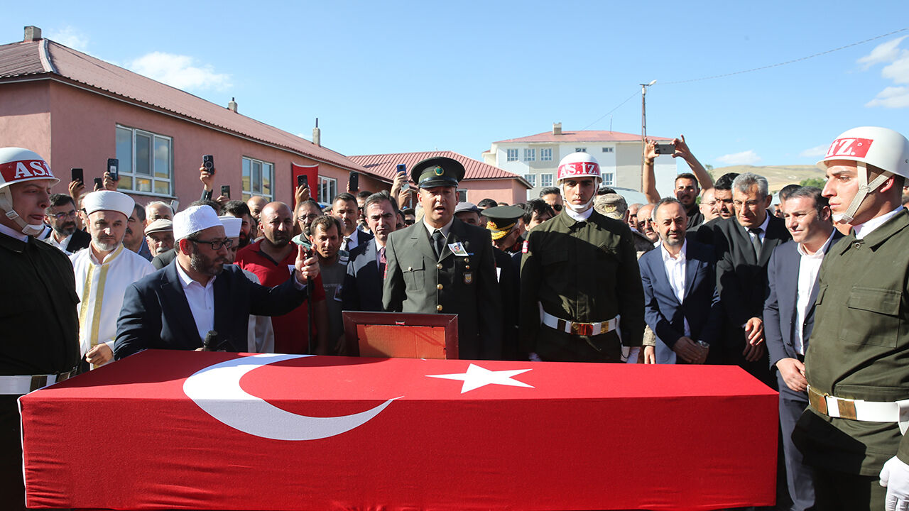 Kahraman şehitler i&ccedil;in memleketlerinde cenaze t&ouml;reni: Şehitlerimiz bug&uuml;n defnedildi - 32. Resim