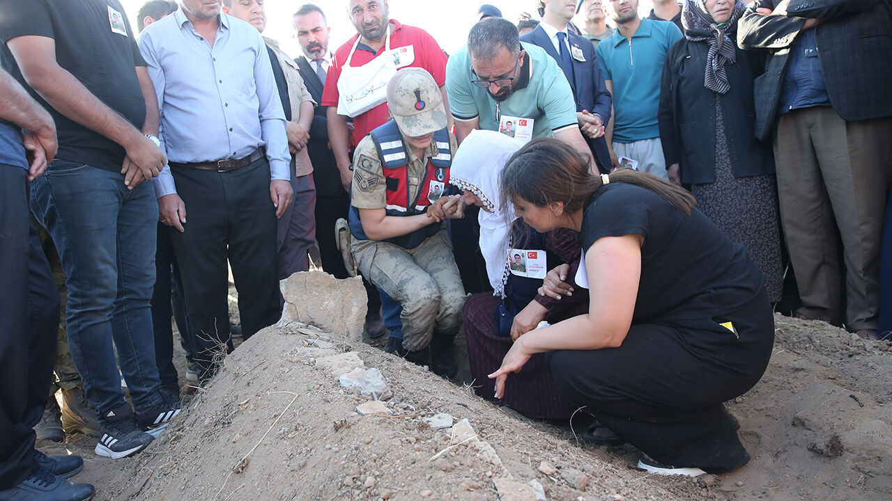 Kahraman şehitler i&ccedil;in memleketlerinde cenaze t&ouml;reni: Şehitlerimiz bug&uuml;n defnedildi - 31. Resim