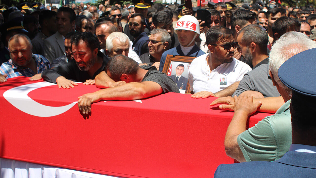 Kahraman şehitler i&ccedil;in memleketlerinde cenaze t&ouml;reni: Şehitlerimiz bug&uuml;n defnediliyor - 8. Resim