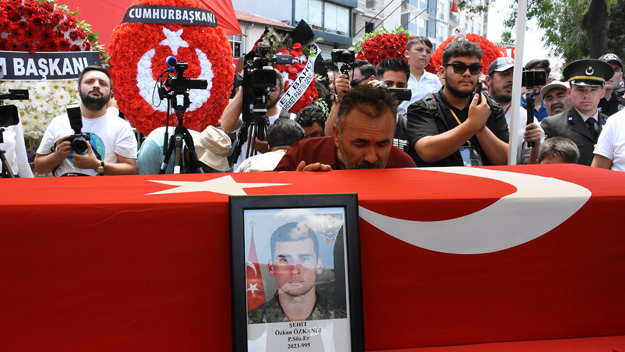 Kahraman askerlerimiz bugün memleketlerinde toprağa verildi