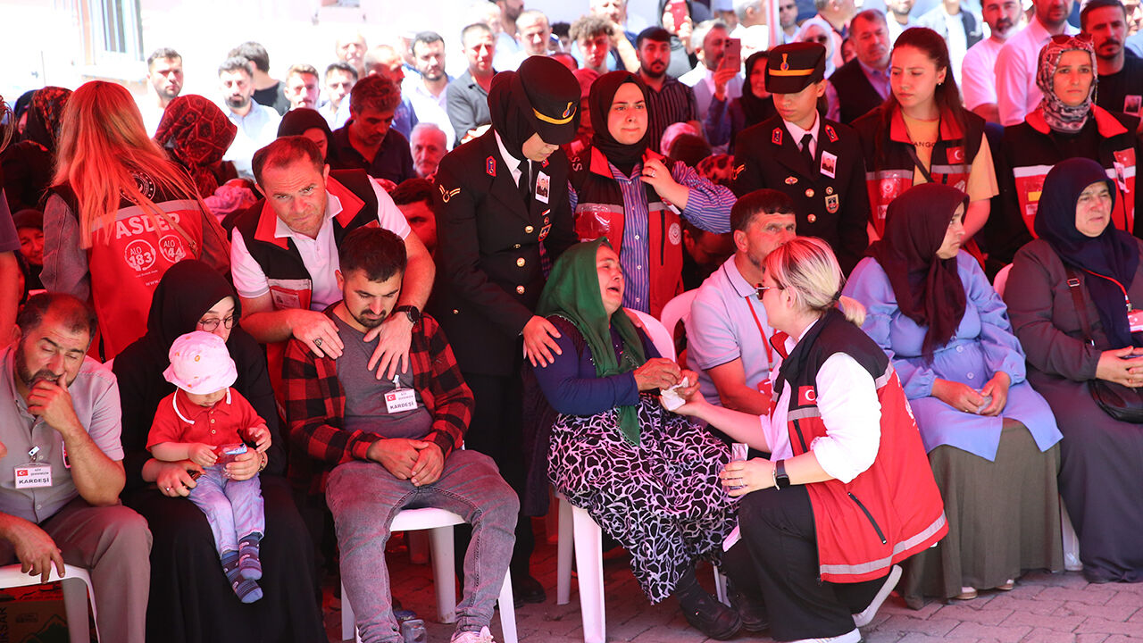 Kahraman askerlerimiz bugün memleketlerinde toprağa verildi