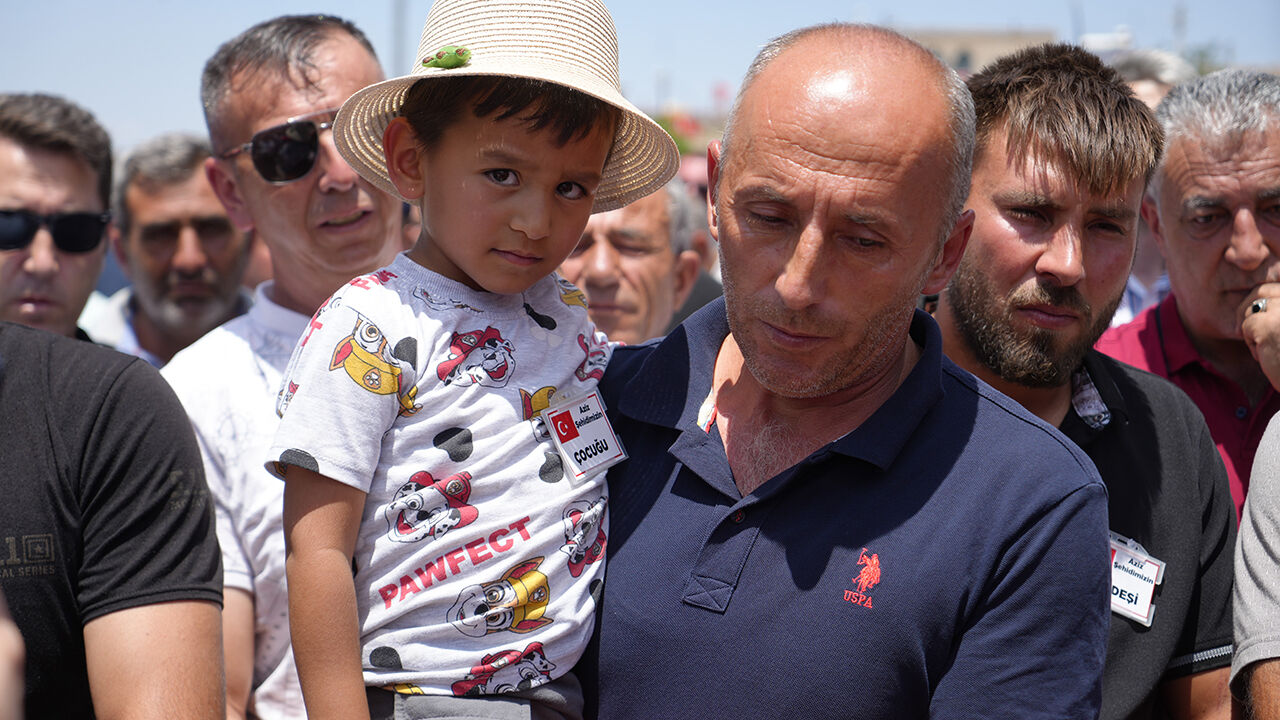 Kahraman şehitler i&ccedil;in memleketlerinde cenaze t&ouml;reni: Şehitlerimiz bug&uuml;n defnediliyor - 22. Resim