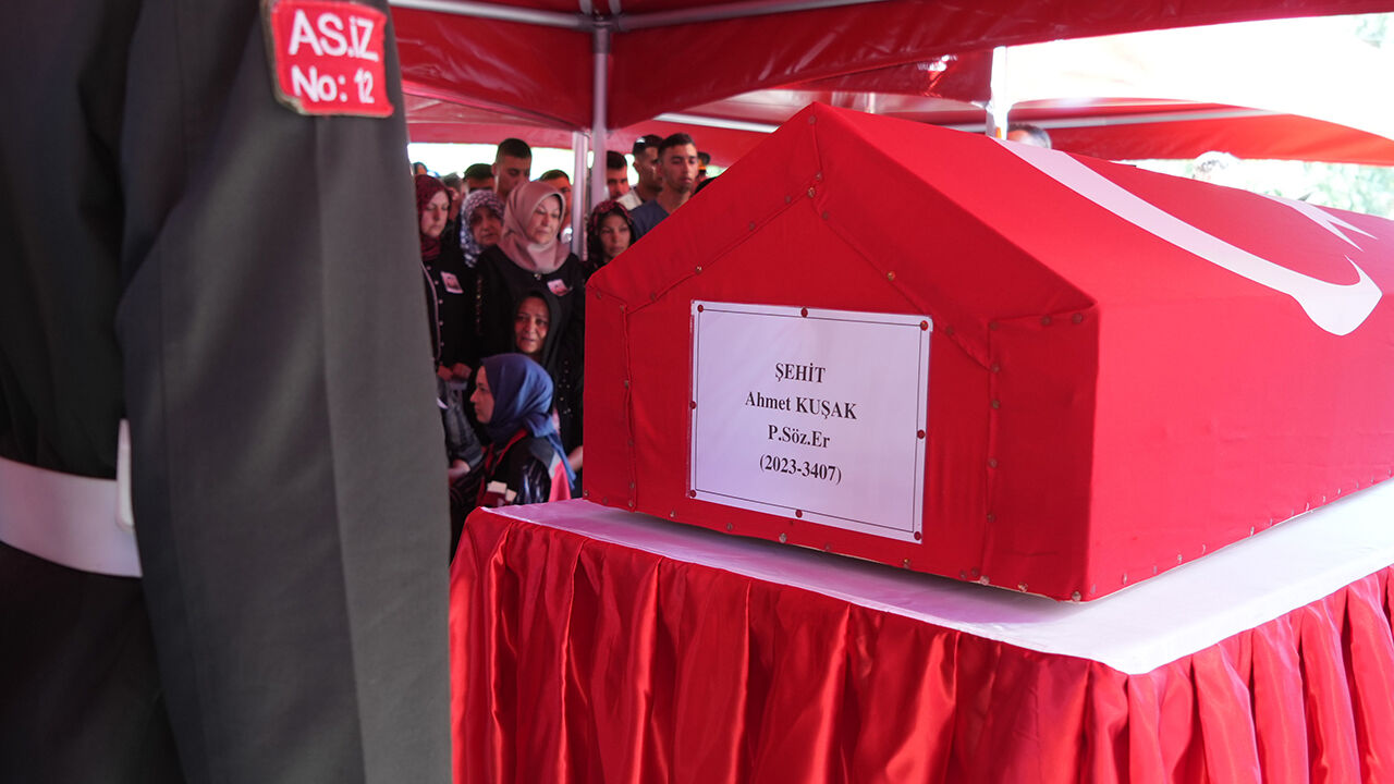 Kahraman şehitler i&ccedil;in memleketlerinde cenaze t&ouml;reni: Şehitlerimiz bug&uuml;n defnediliyor - 19. Resim