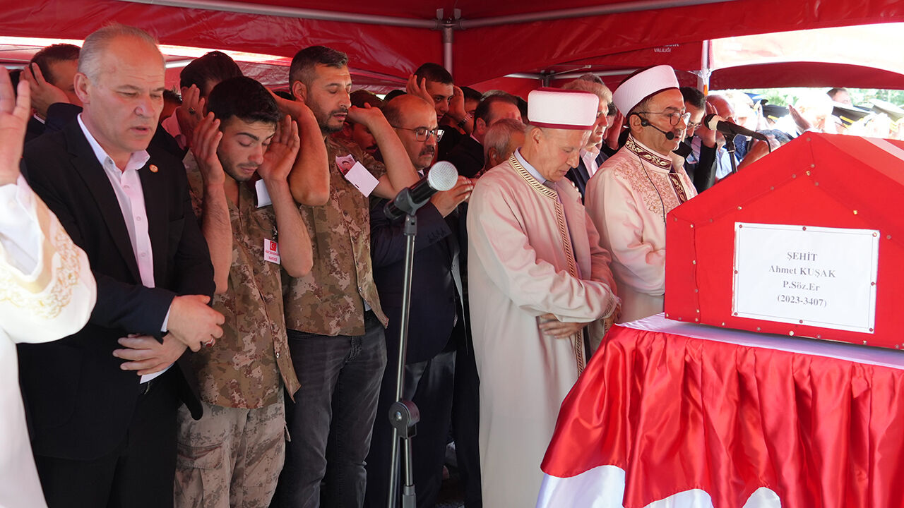 Kahraman şehitler i&ccedil;in memleketlerinde cenaze t&ouml;reni: Şehitlerimiz bug&uuml;n defnediliyor - 20. Resim