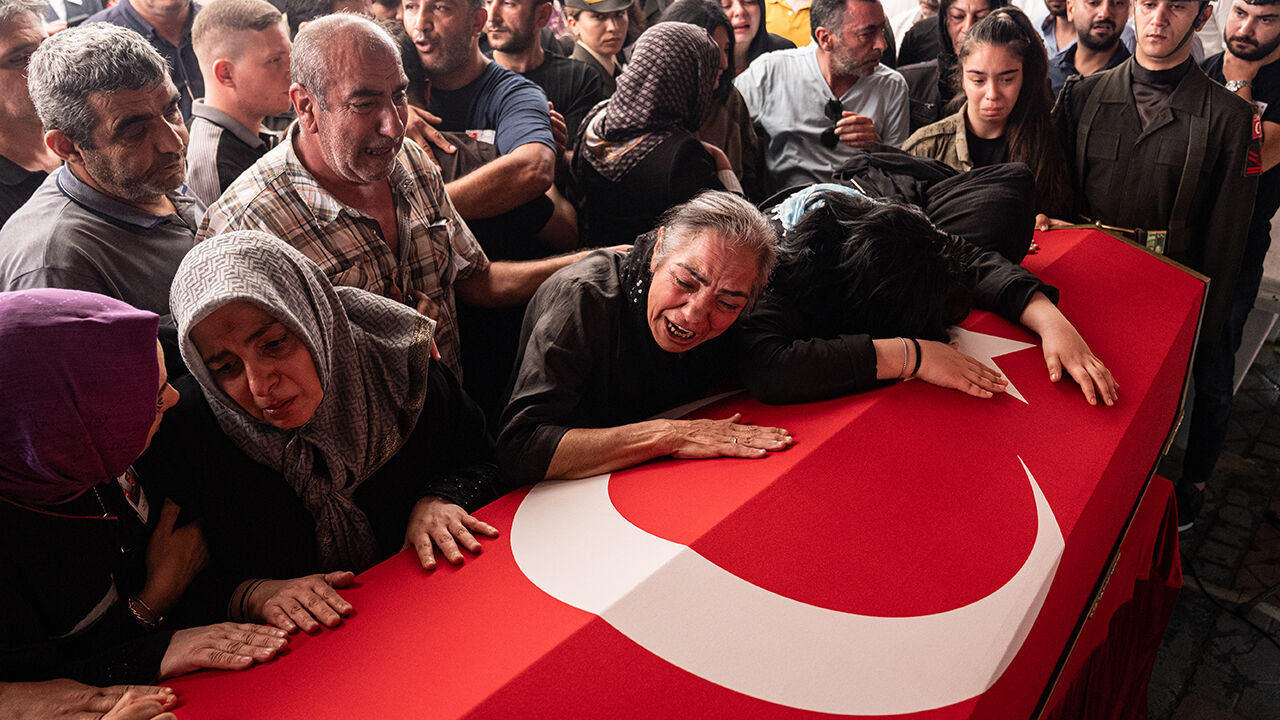 Kahraman şehitler i&ccedil;in memleketlerinde cenaze t&ouml;reni: Şehitlerimiz bug&uuml;n defnediliyor - 23. Resim