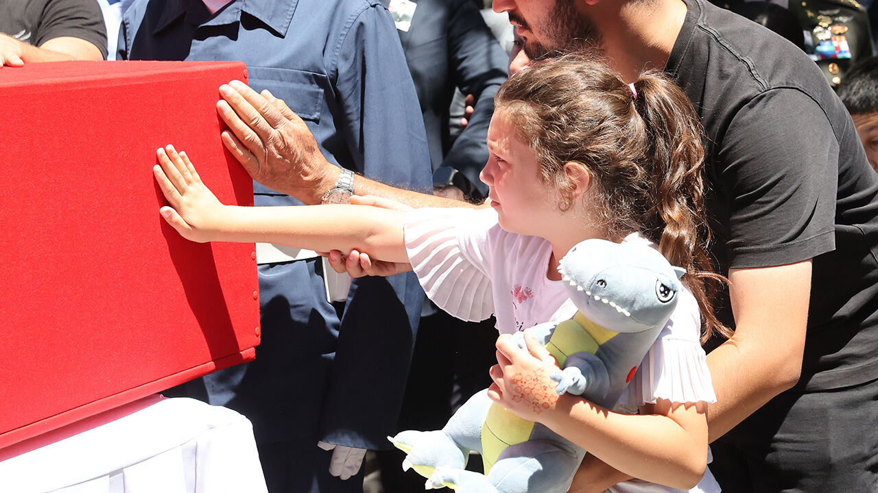 Kahraman şehitler i&ccedil;in memleketlerinde cenaze t&ouml;reni: Şehitlerimiz bug&uuml;n defnediliyor - 18. Resim