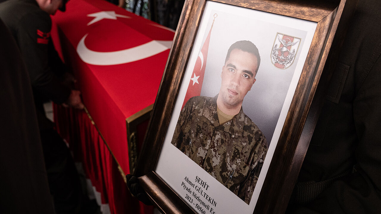 Kahraman şehitler i&ccedil;in memleketlerinde cenaze t&ouml;reni: Şehitlerimiz bug&uuml;n defnediliyor - 22. Resim