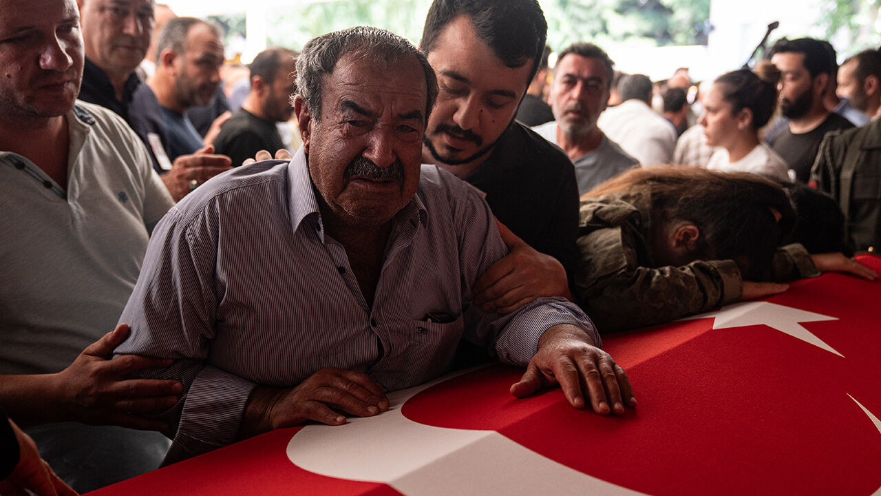 Kahraman şehitler i&ccedil;in memleketlerinde cenaze t&ouml;reni: Şehitlerimiz bug&uuml;n defnediliyor - 25. Resim