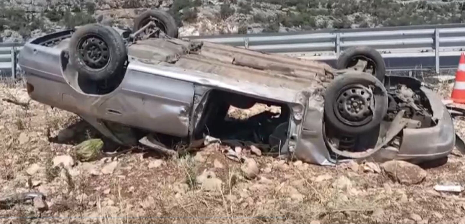 Karşı şeride uçup ters takla attı! Ölü ve yaralı var - 1. Resim