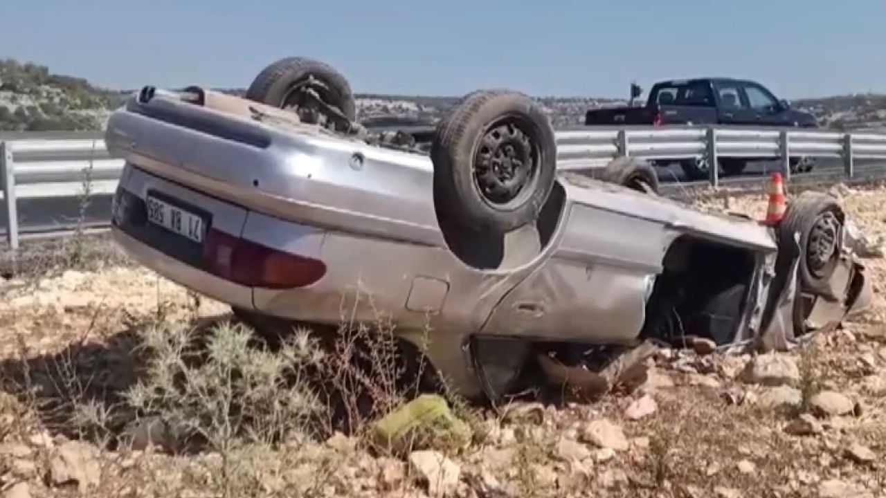 Karşı şeride uçup ters takla attı! Ölü ve yaralı var Karşı şeride uçup ters takla attı! Ölü ve yaralı var