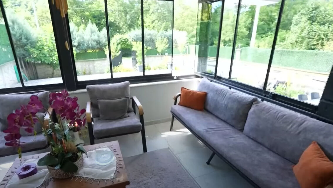 Kış bahçesi, havuz, şömine... Elif Ece Uzun’un evi ilk kez görüntülendi! Her detayı çok konuşuldu - 3. Resim