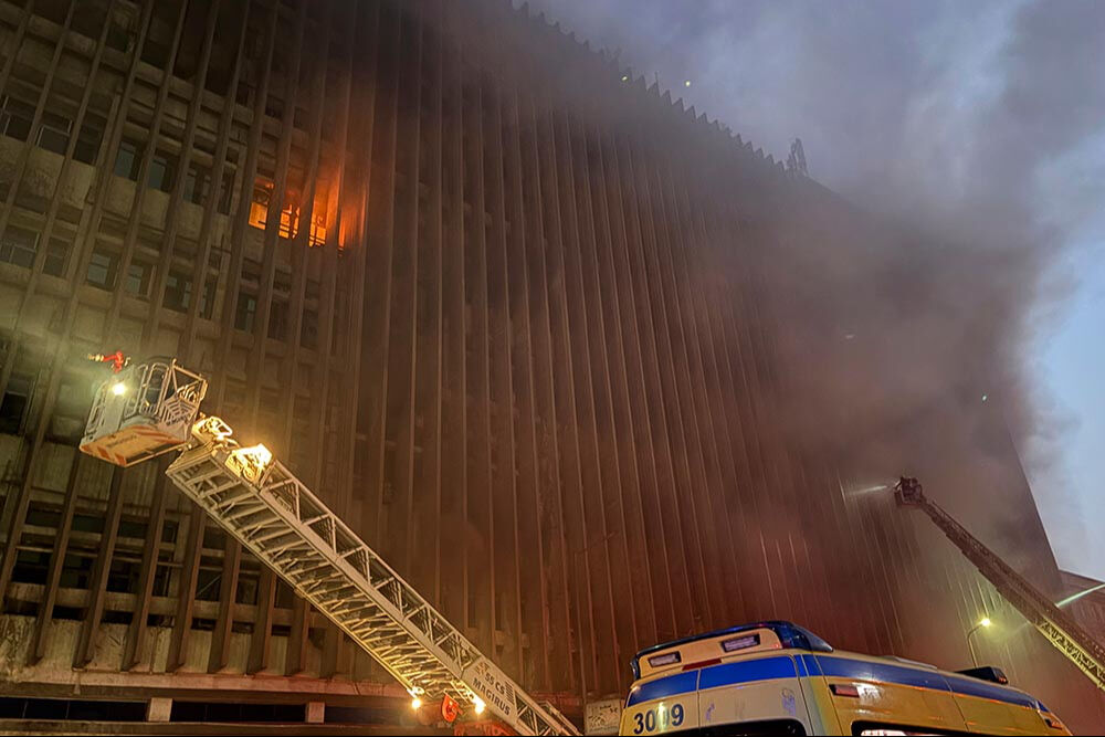 Mısır'da bir iletişim merkezinde yangın çıktı! İnternet kesildi, telefonlar çalışmadı, uçak seferleri aksadı... - 3. Resim
