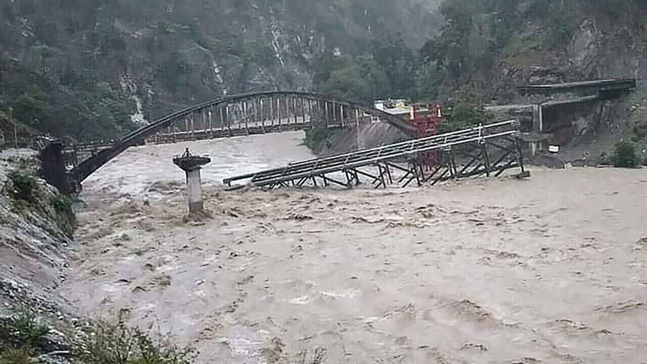 Nepal’de Muson felaketi: Çin sınır köprüsü çöktü! Çok sayıda ölü var - 1. Resim