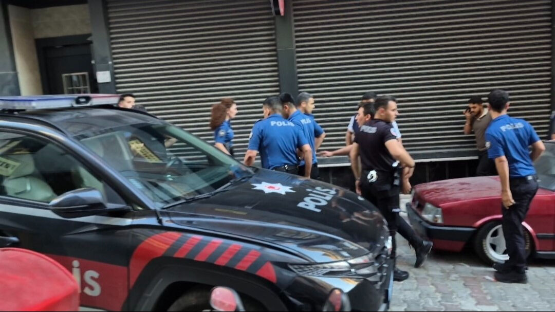 Polise küfür edip bıçakla saldırmıştı! Gözaltına alındı - 1. Resim
