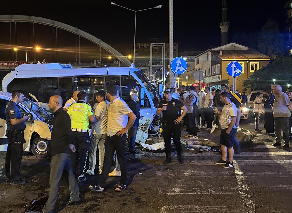 Rize'de feci kaza! Minibüs ticari araç ile çarpıştı, can pazarı yaşandı - 2. Resim