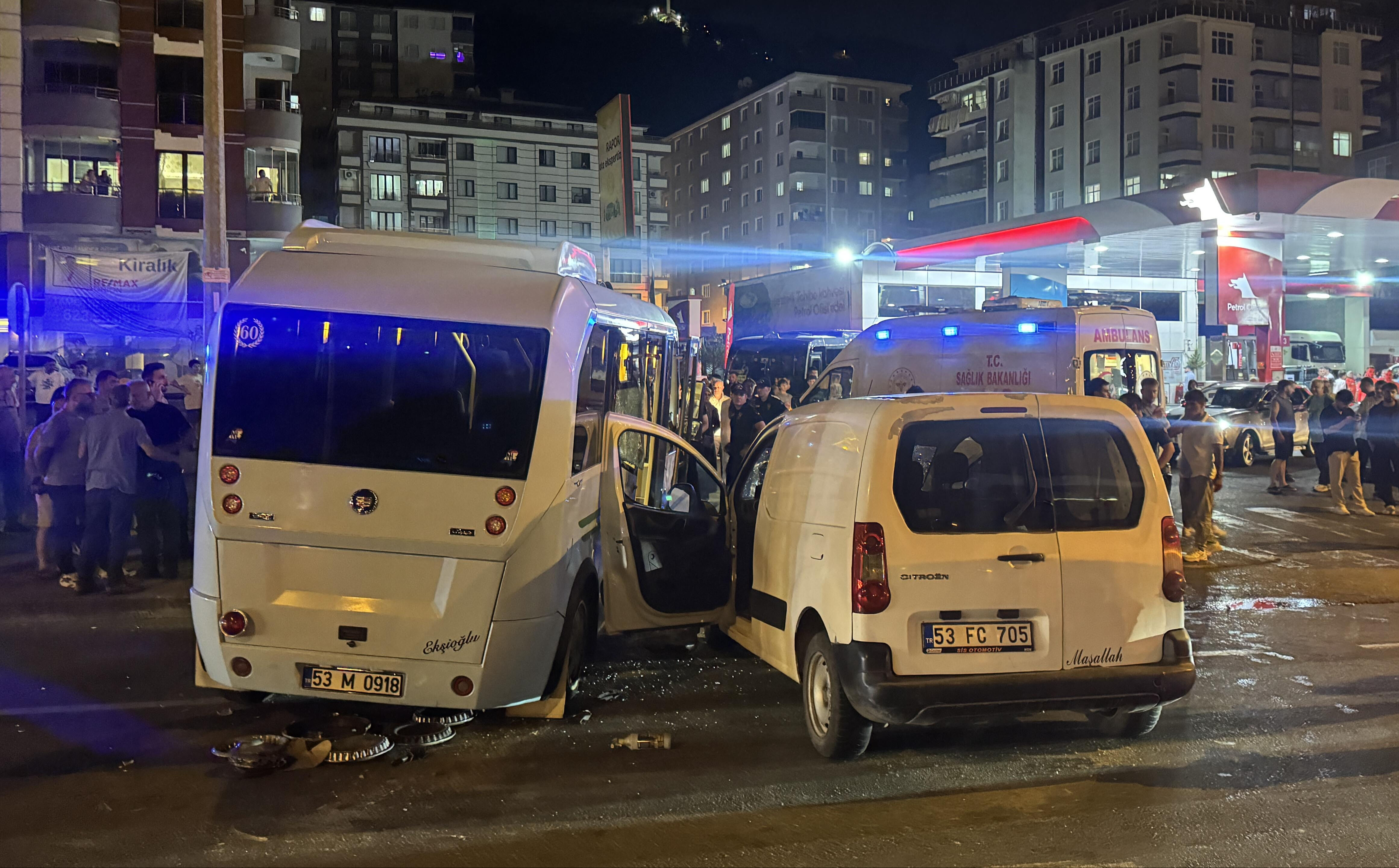 Rize'de feci kaza! Minibüs ticari araç ile çarpıştı, can pazarı yaşandı - 1. Resim