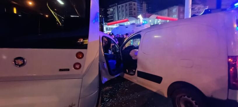 Rize'de feci kaza! Minibüs ticari araç ile çarpıştı, can pazarı yaşandı - 3. Resim