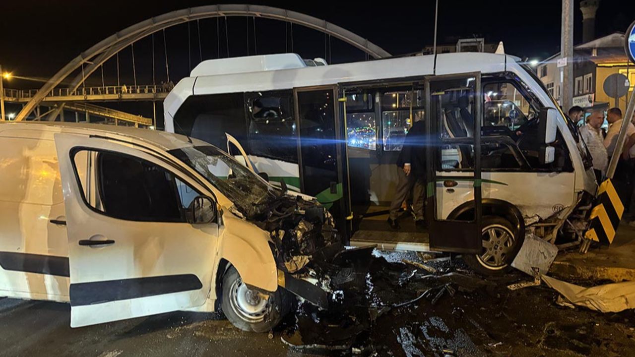 Rize'de feci kaza! Minibüs ticari araç ile çarpıştı, can pazarı yaşandı Rize'de feci kaza! Minibüs ticari araç ile çarpıştı, can pazarı yaşandı