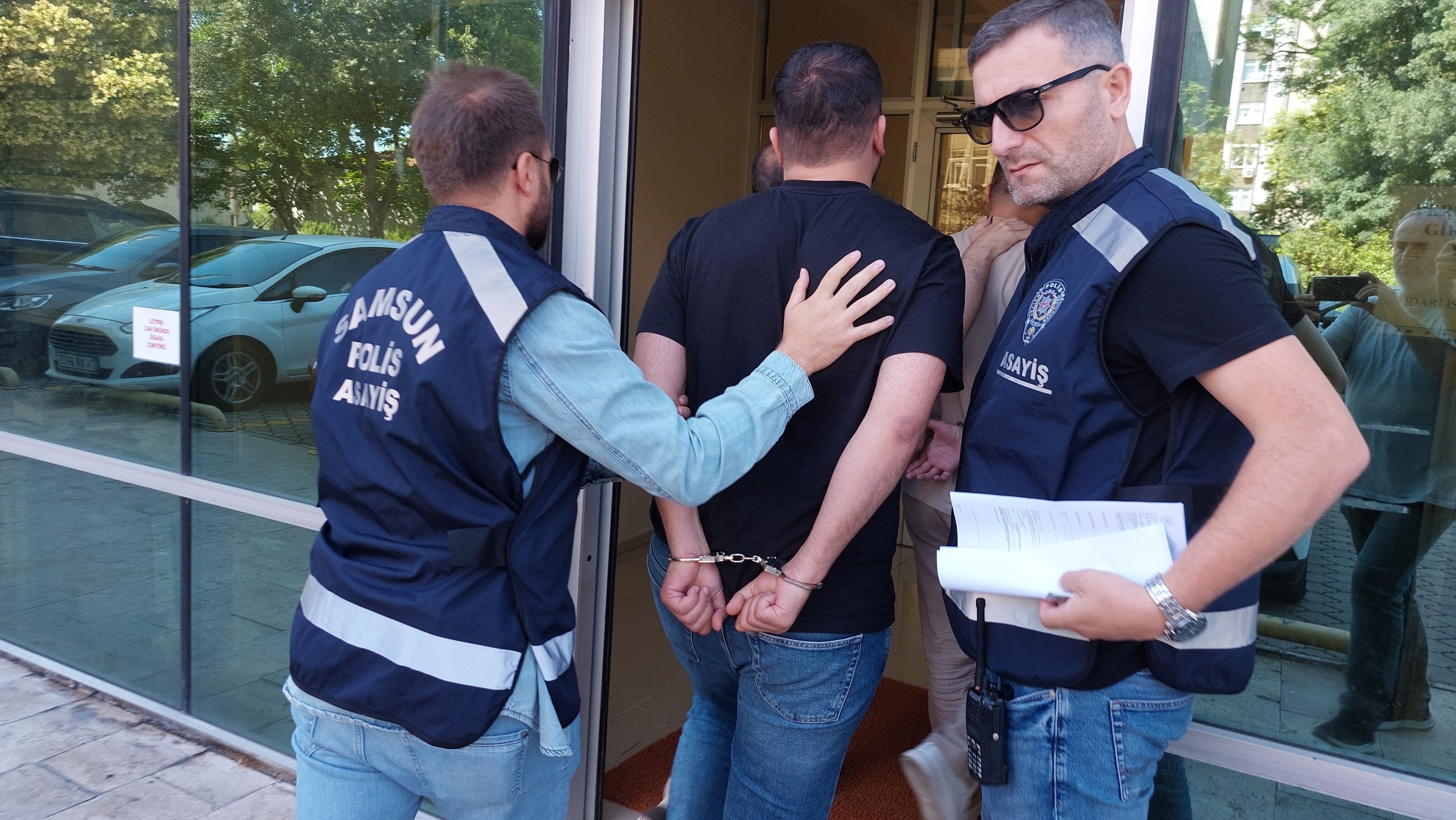 Samsun’da gece yarısı silahlı çatışma! Yaka paça yakalandılar - 1. Resim