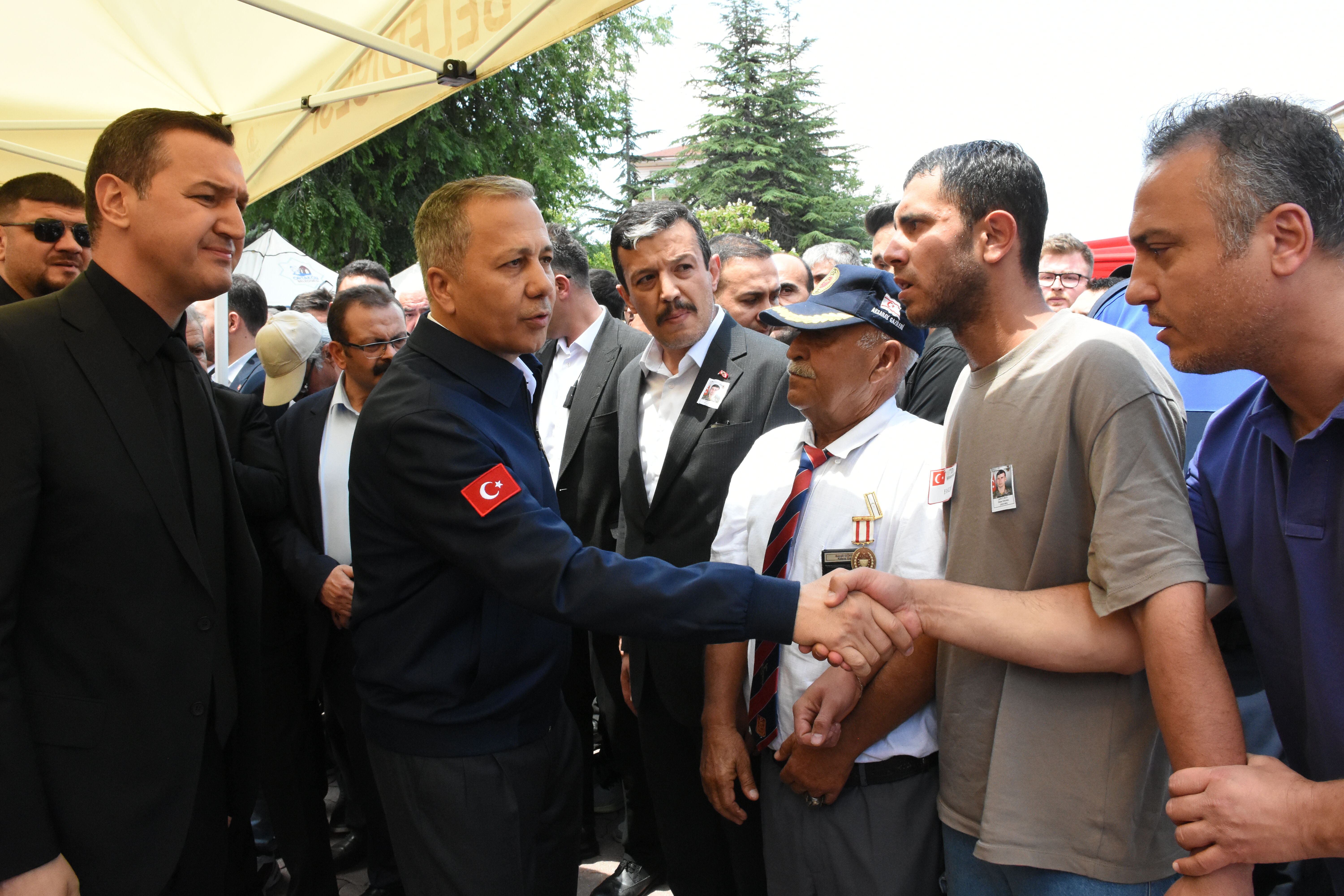 Şehit cenazesinde gözyaşları sel oldu! Yürek yakan sözler: Özkan beni kurtardı, ben onu kurtaramadım - 2. Resim