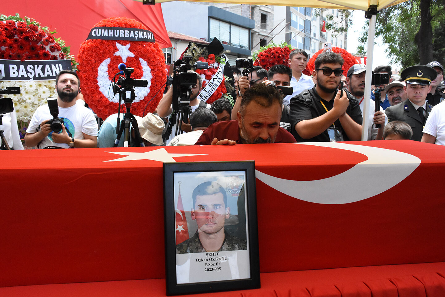 Şehit cenazesinde gözyaşları sel oldu! Yürek yakan sözler: Özkan beni kurtardı, ben onu kurtaramadım - 1. Resim