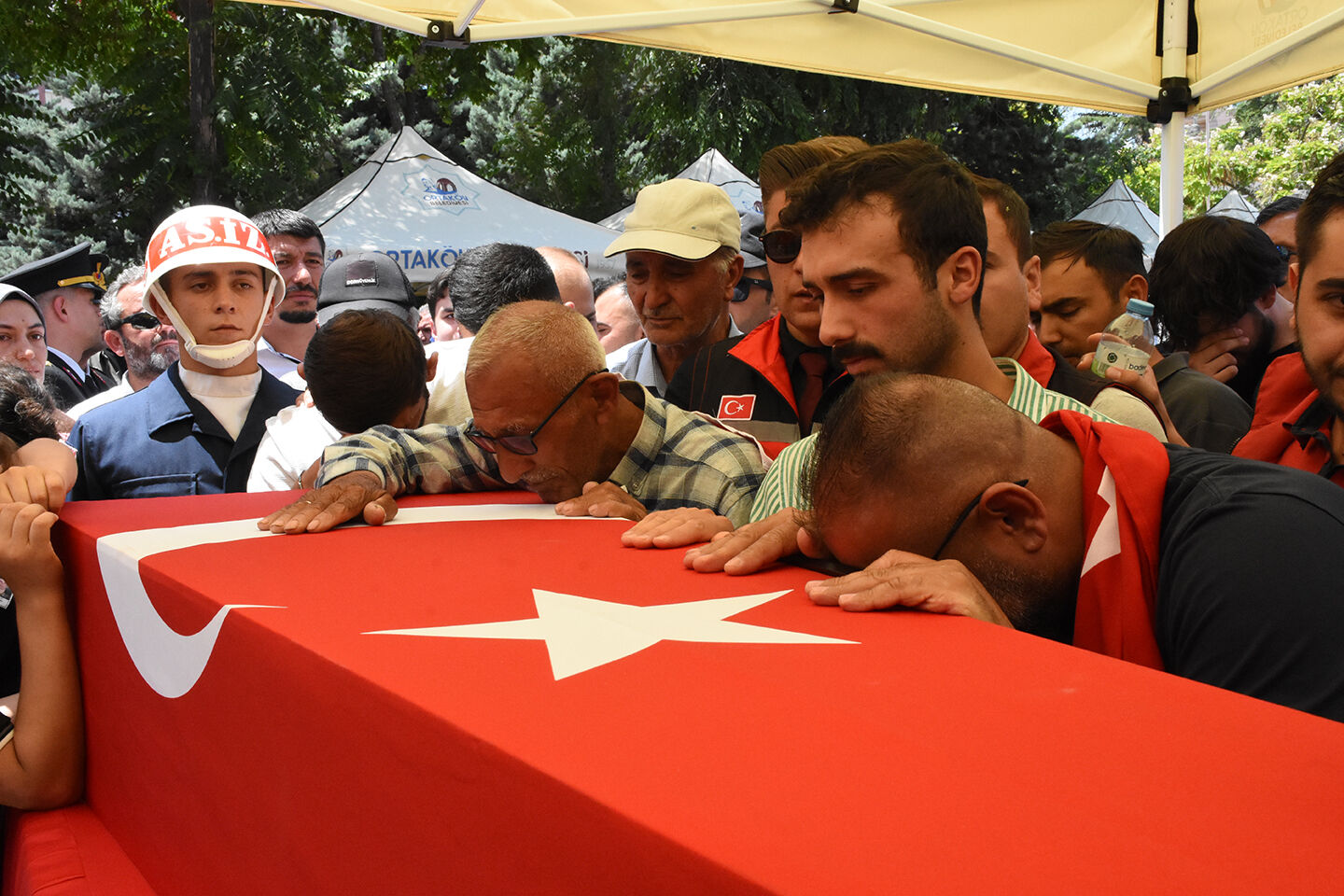 Şehit cenazesinde gözyaşları sel oldu! Yürek yakan sözler: Özkan beni kurtardı, ben onu kurtaramadım - 4. Resim