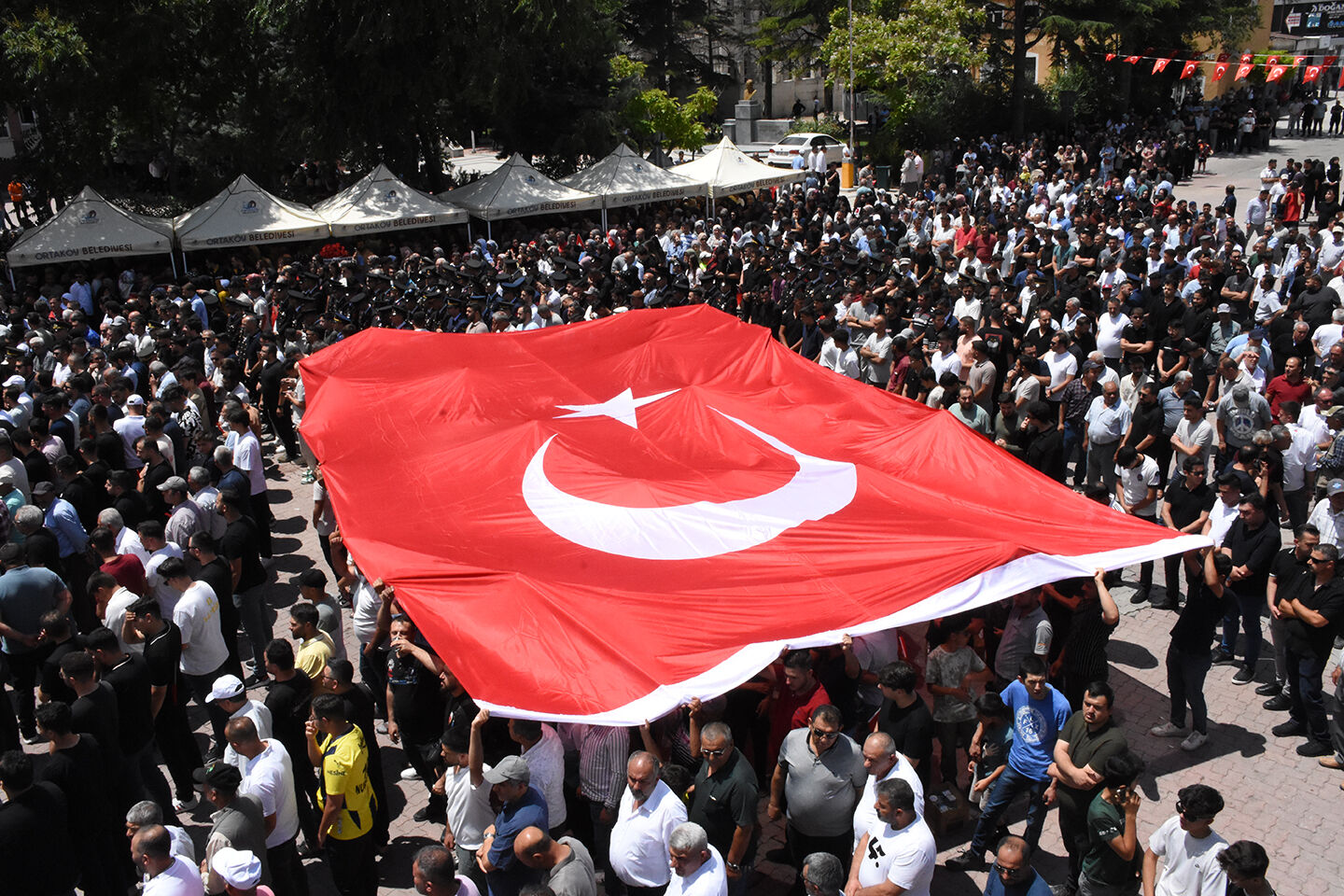Şehit cenazesinde gözyaşları sel oldu! Yürek yakan sözler: Özkan beni kurtardı, ben onu kurtaramadım - 5. Resim