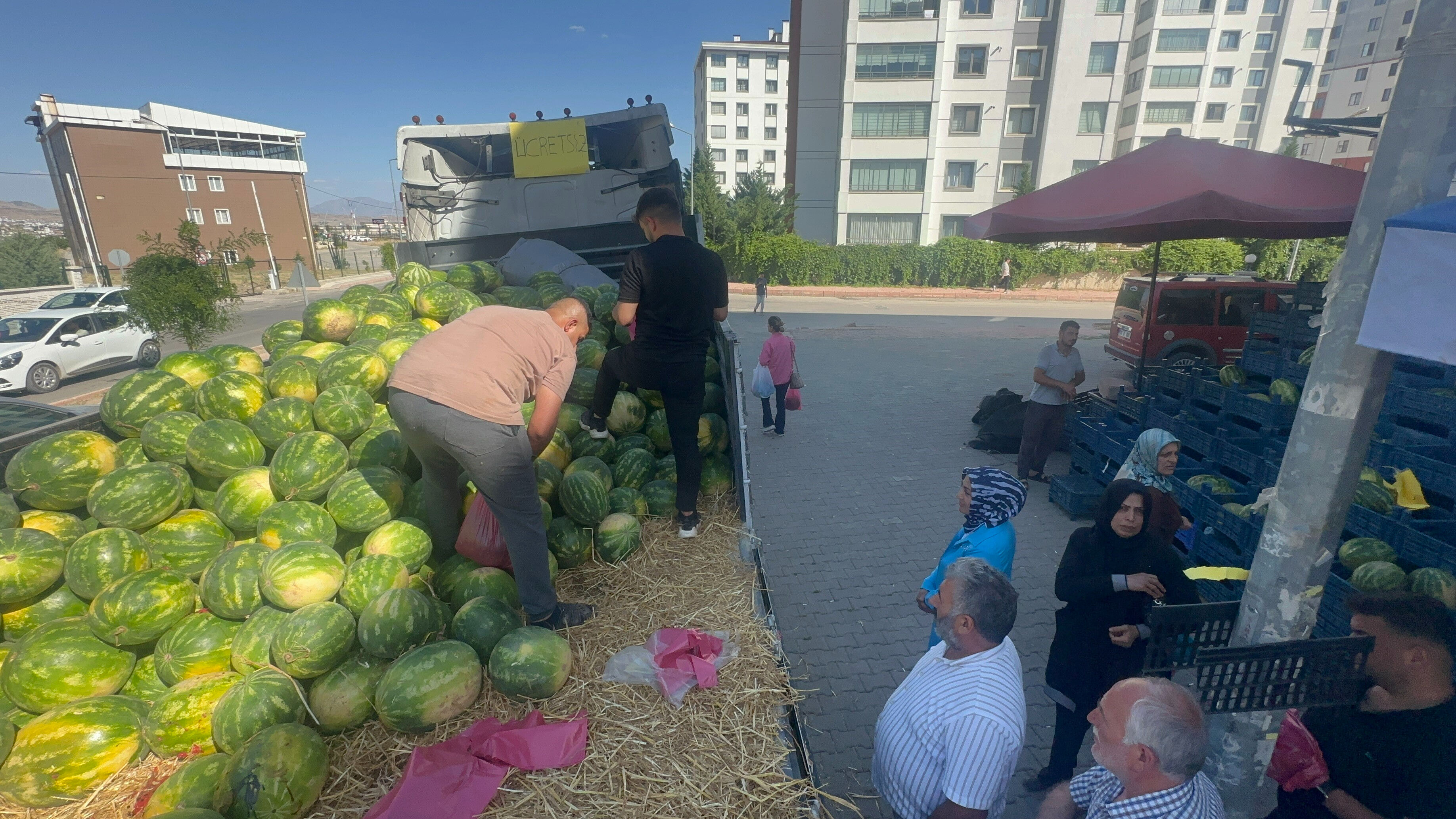 Tam 30 ton! Vatandaşlara ücretsiz dağıttı, dakikalar içinde kapış kapış gitti Tam 30 ton! Vatandaşlara ücretsiz dağıttı, dakikalar içinde kapış kapış gitti - 2. Resim