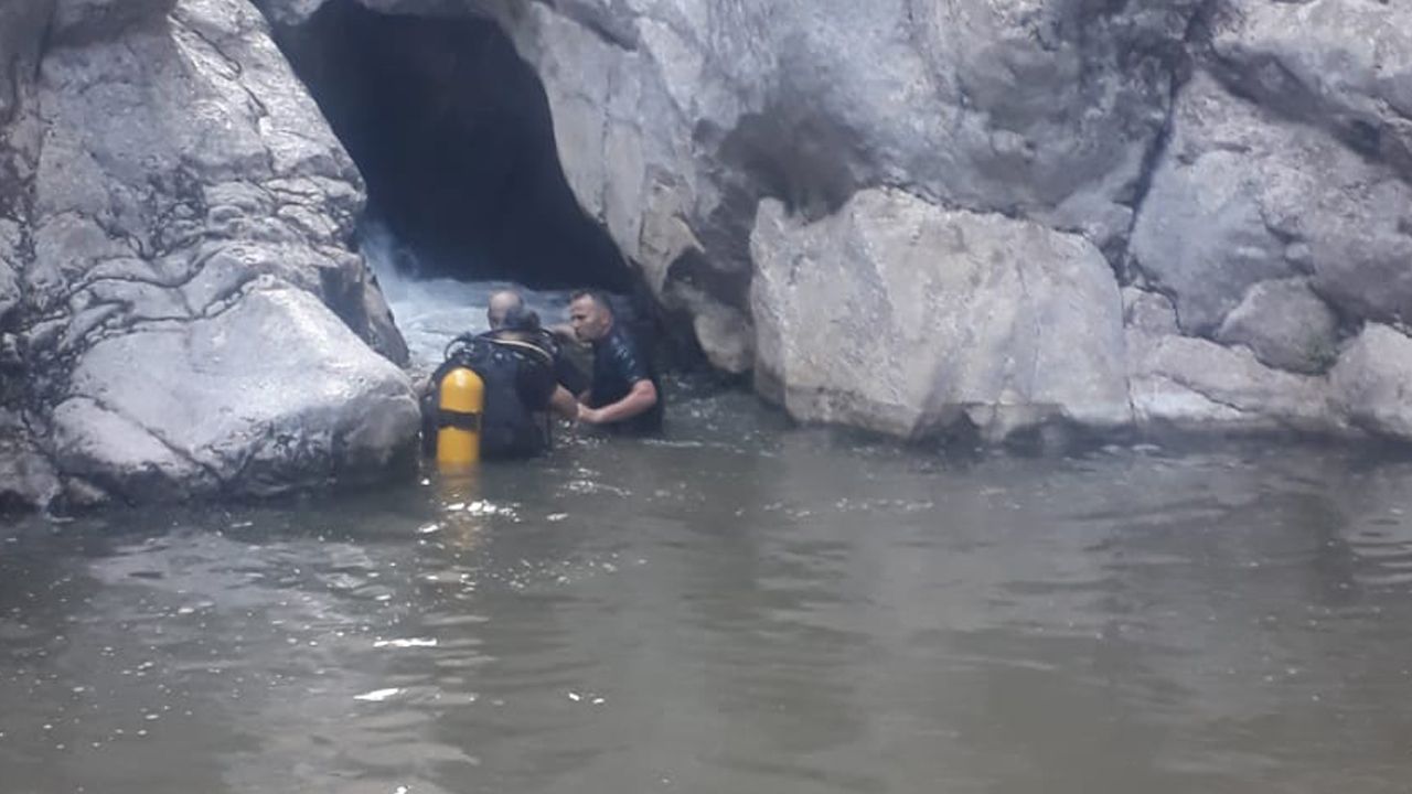 Tokat'ta kanyondaki şelaleden düşen kişi feci şekilde can verdi Tokat'ta kanyondaki şelaleden düşen kişi feci şekilde can verdi