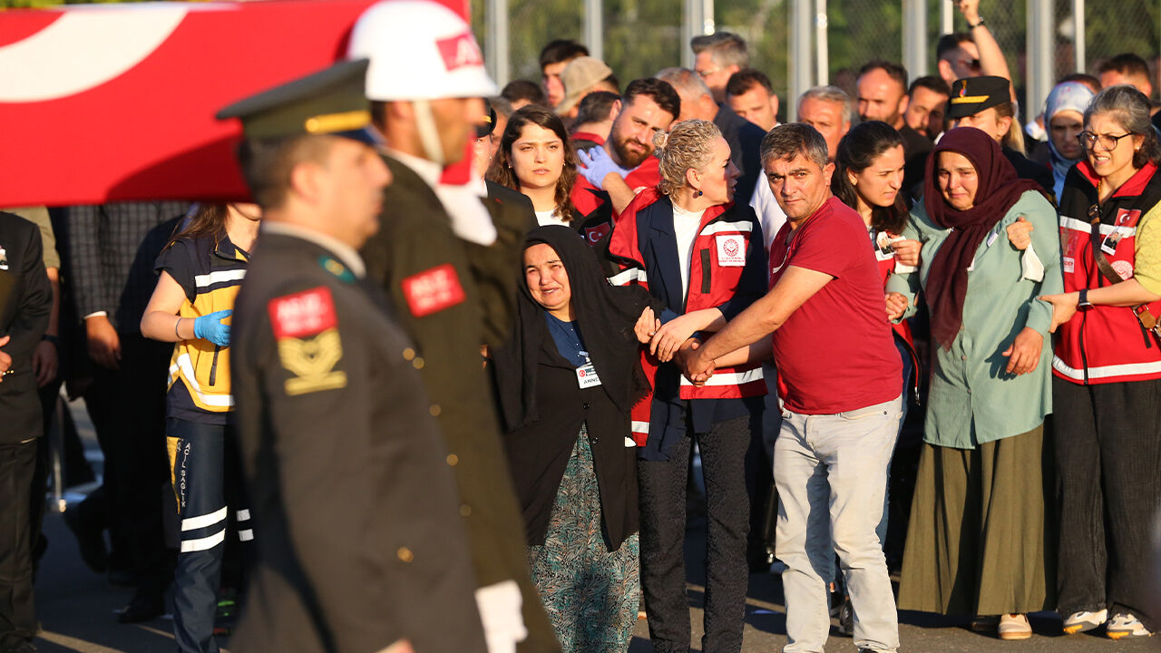 Türkiye 12 şehidine ağlıyor! Mağaradaki '2 dakika' detayı ortaya çıktı - 2. Resim