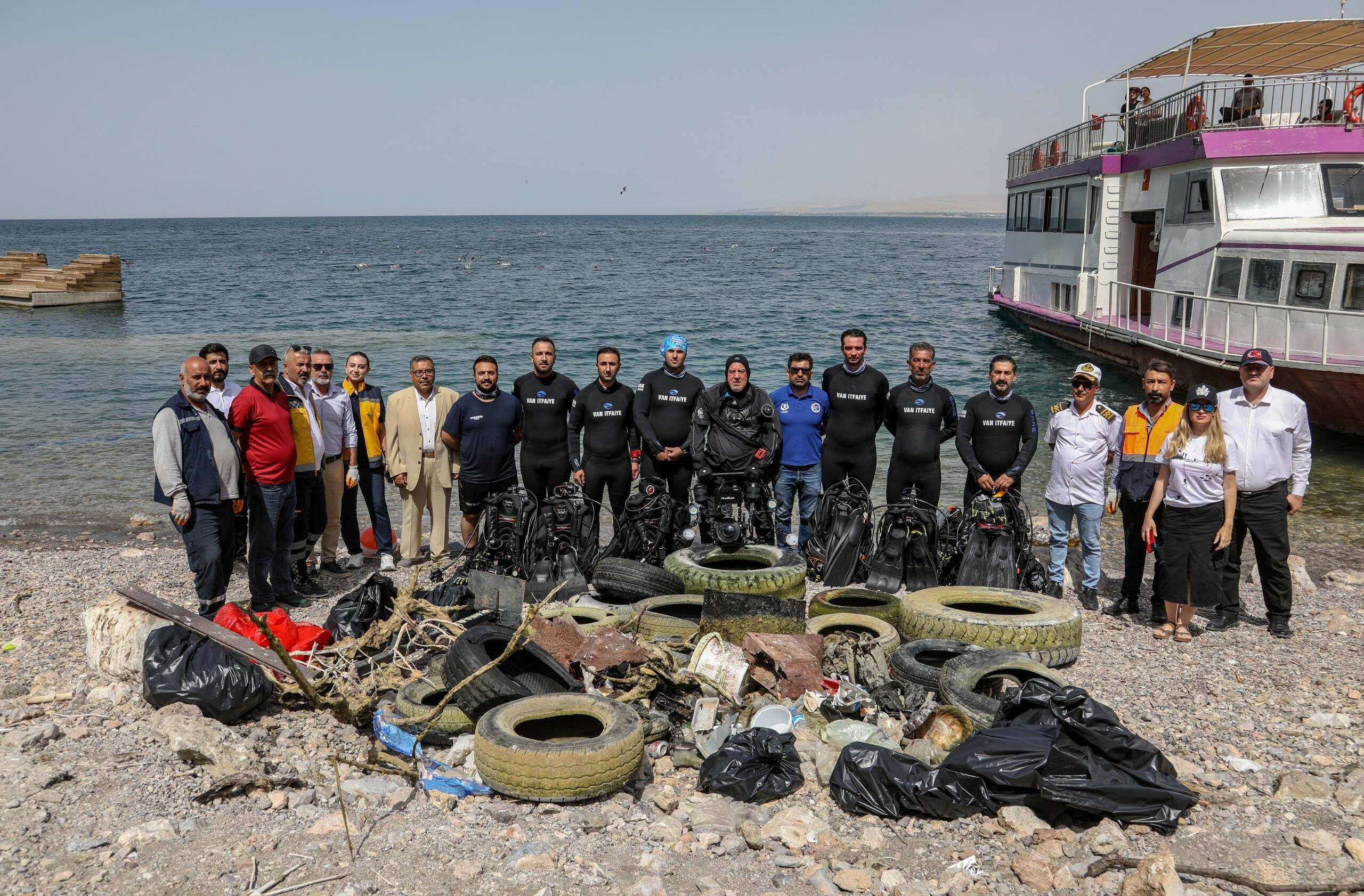 Van Gölü'nün dibinde içler acıtan keşif... 2 saat süren çalışmada öyle şeyler çıktı ki! - 2. Resim