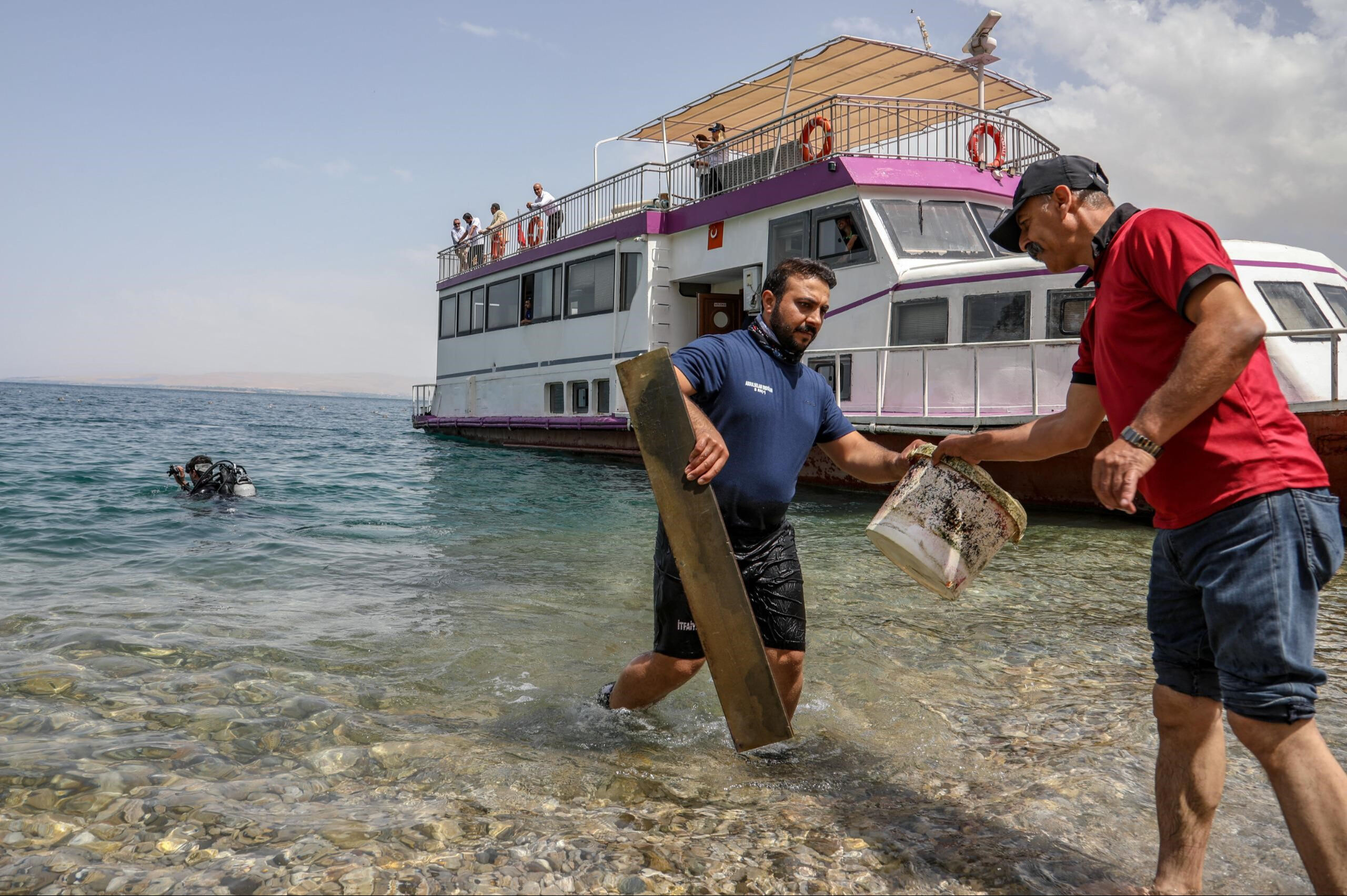 Van Gölü'nün dibinde içler acıtan keşif... 2 saat süren çalışmada öyle şeyler çıktı ki! - 1. Resim