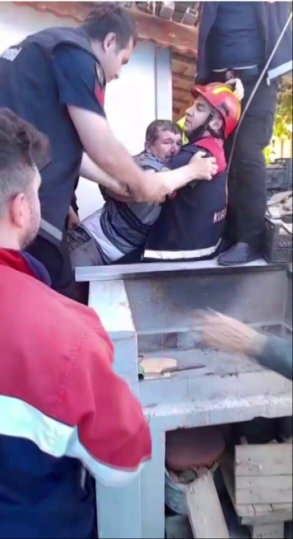 Yürek ısıtan görüntüler! Kendisini kuyudan kurtaran itfaiyecilere böyle teşekkür etti - 2. Resim