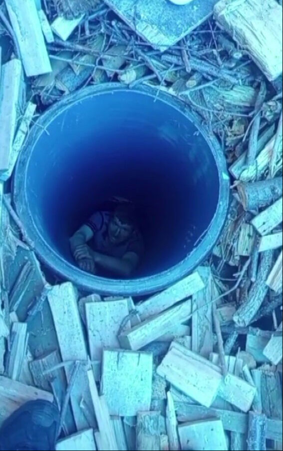 Yürek ısıtan görüntüler! Kendisini kuyudan kurtaran itfaiyecilere böyle teşekkür etti - 1. Resim