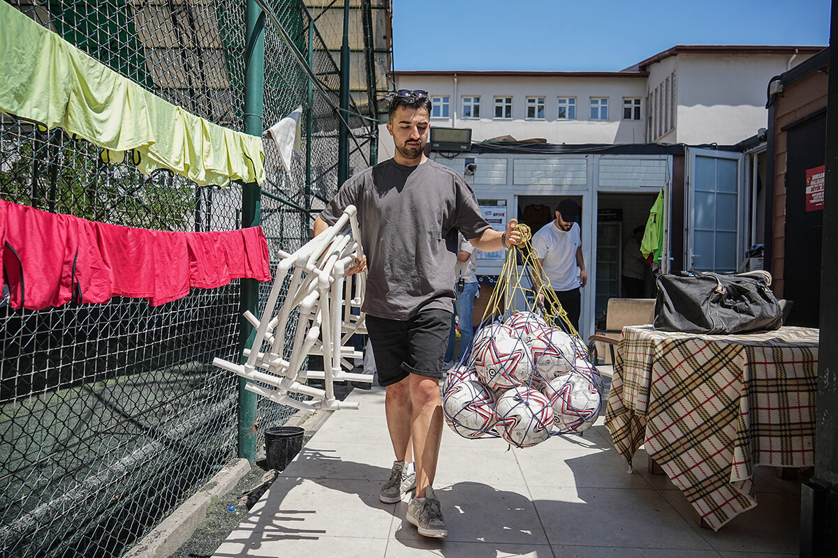 Başkan malzeme nöbeti tutuyor! Apar topar boşaltılan spor kulübü ortada kaldı - 4. Resim