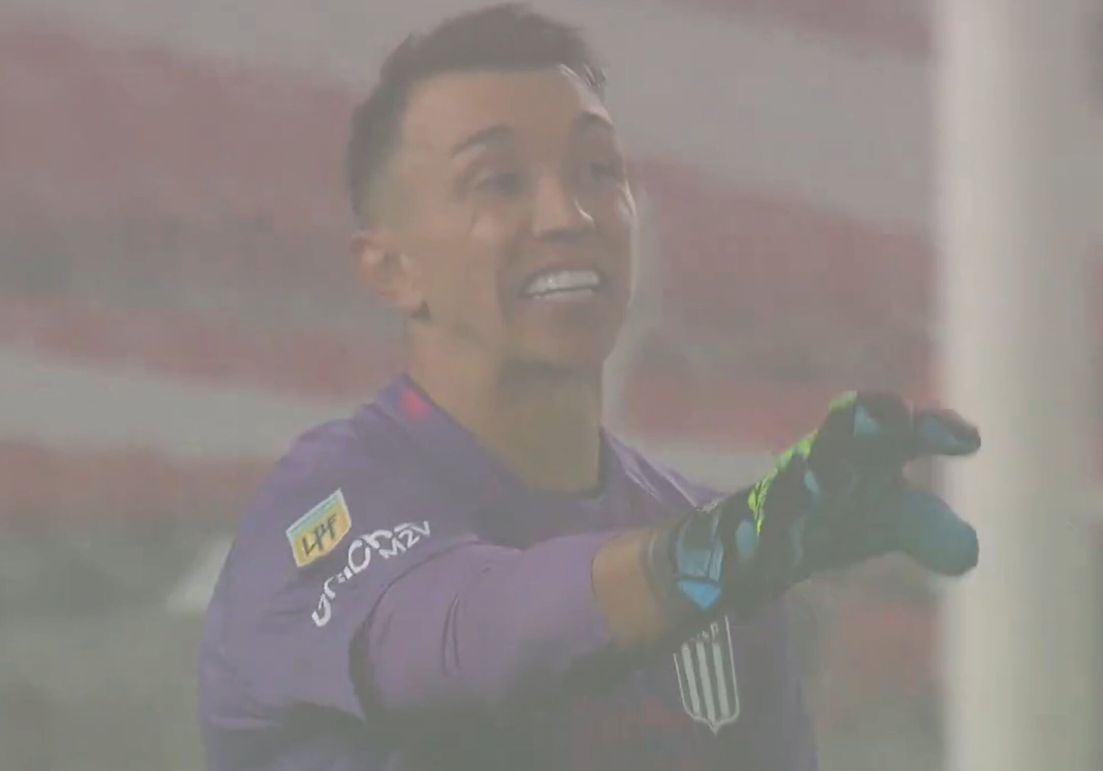 Fernando Muslera, Estudiantes'te ilk maçına çıktı! Performansı tepki çekti, hakeme sinirlendi - 2. Resim
