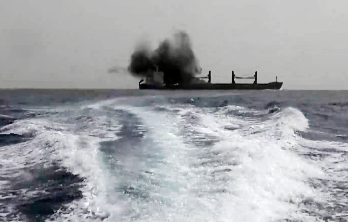 Husiler vurdu, gemi sulara gömüldü! Mürettebatın bir kısmı kurtarıldı - 1. Resim
