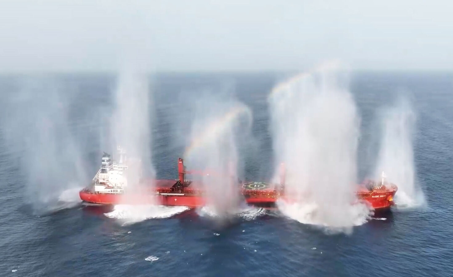 Husiler vurdu, gemi sulara gömüldü! Mürettebatın bir kısmı kurtarıldı - 2. Resim