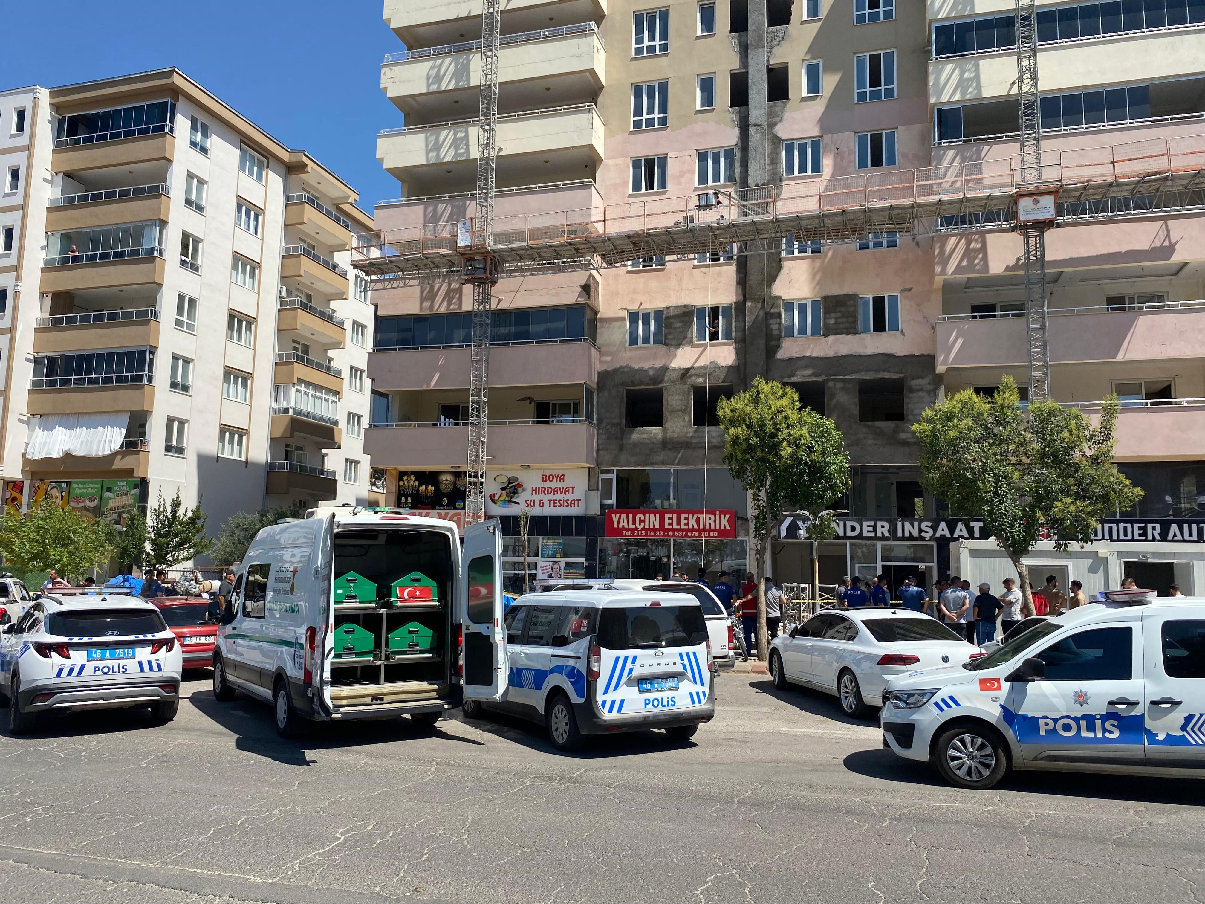 İskele kırıldı, işçiler yere çakıldı! Feci olayda ölüler var - 2. Resim