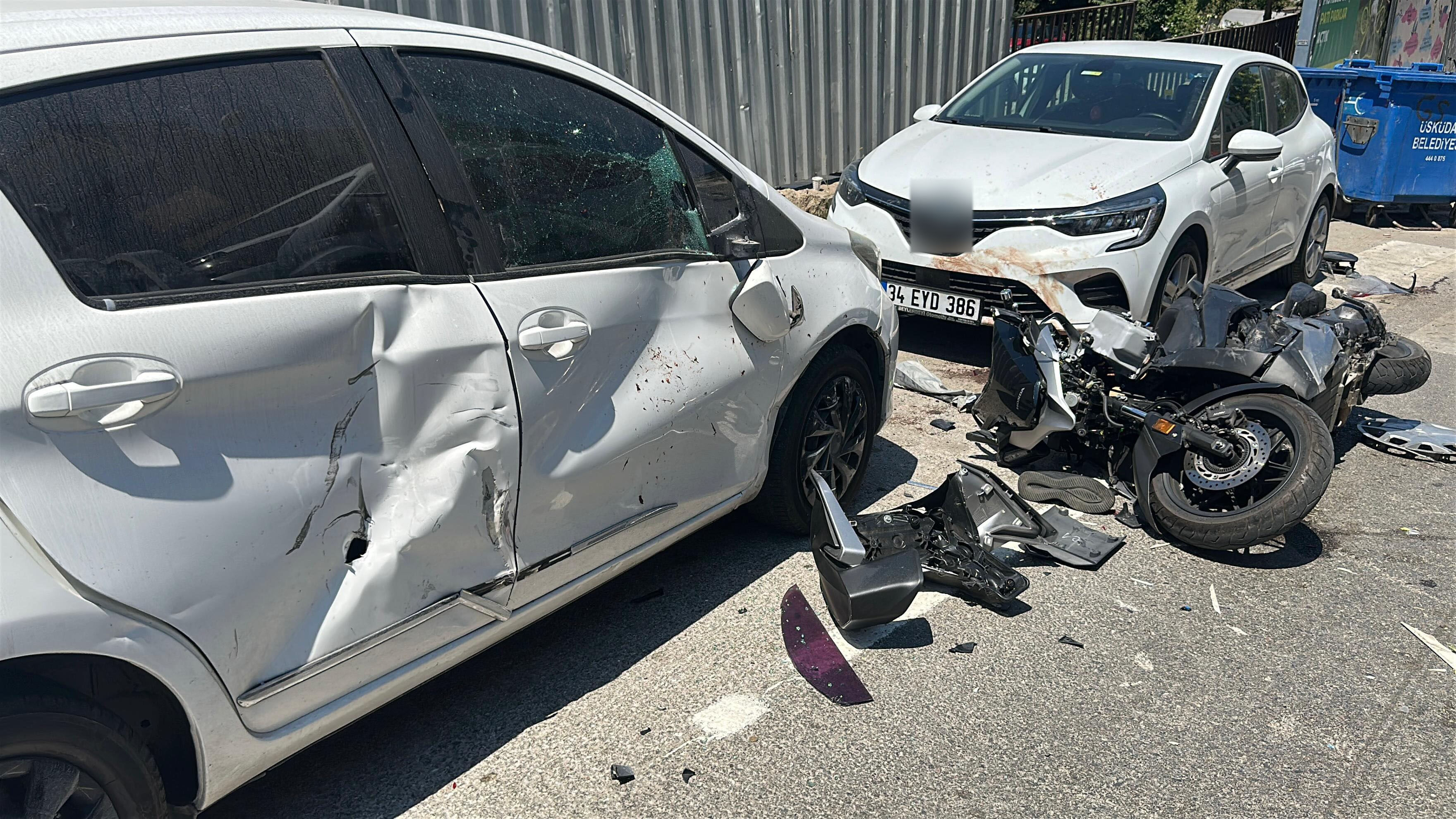 İstanbul'un göbeğinde feci kaza! Ortalık savaş alanına döndü, motosikletlinin bacağı koptu - 1. Resim