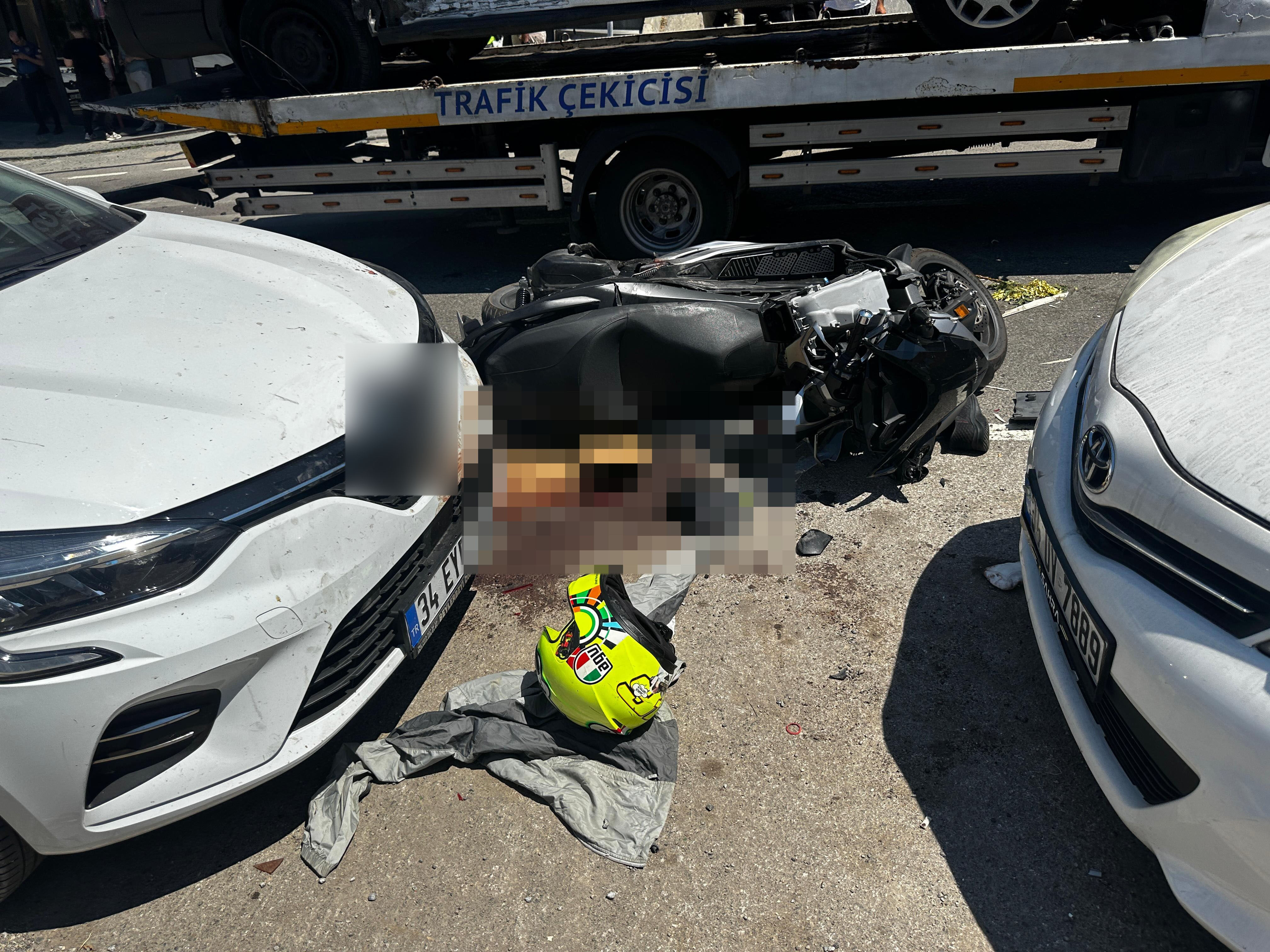 İstanbul'un göbeğinde feci kaza! Ortalık savaş alanına döndü, motosikletlinin bacağı koptu - 2. Resim