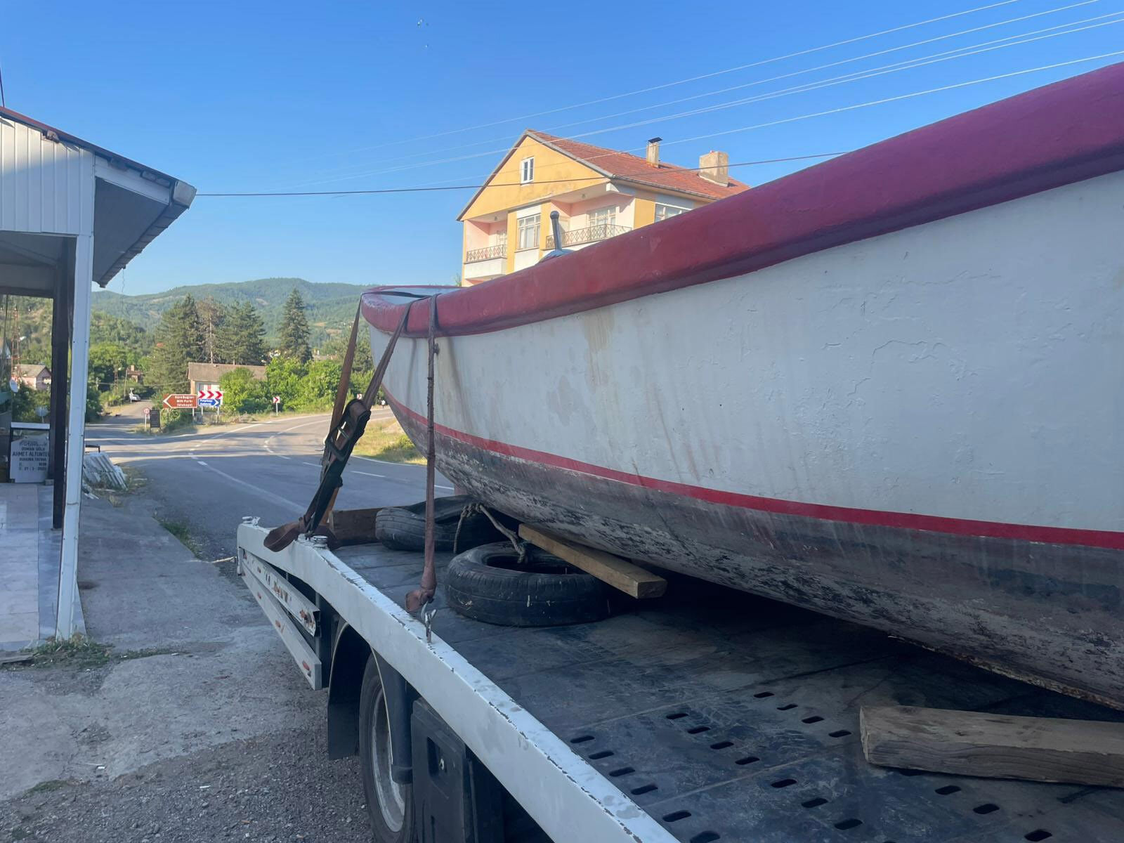 Karayolunda ilginç görüntü! Bir bakan bir daha baktı: Kimse anlam veremedi... - 2. Resim