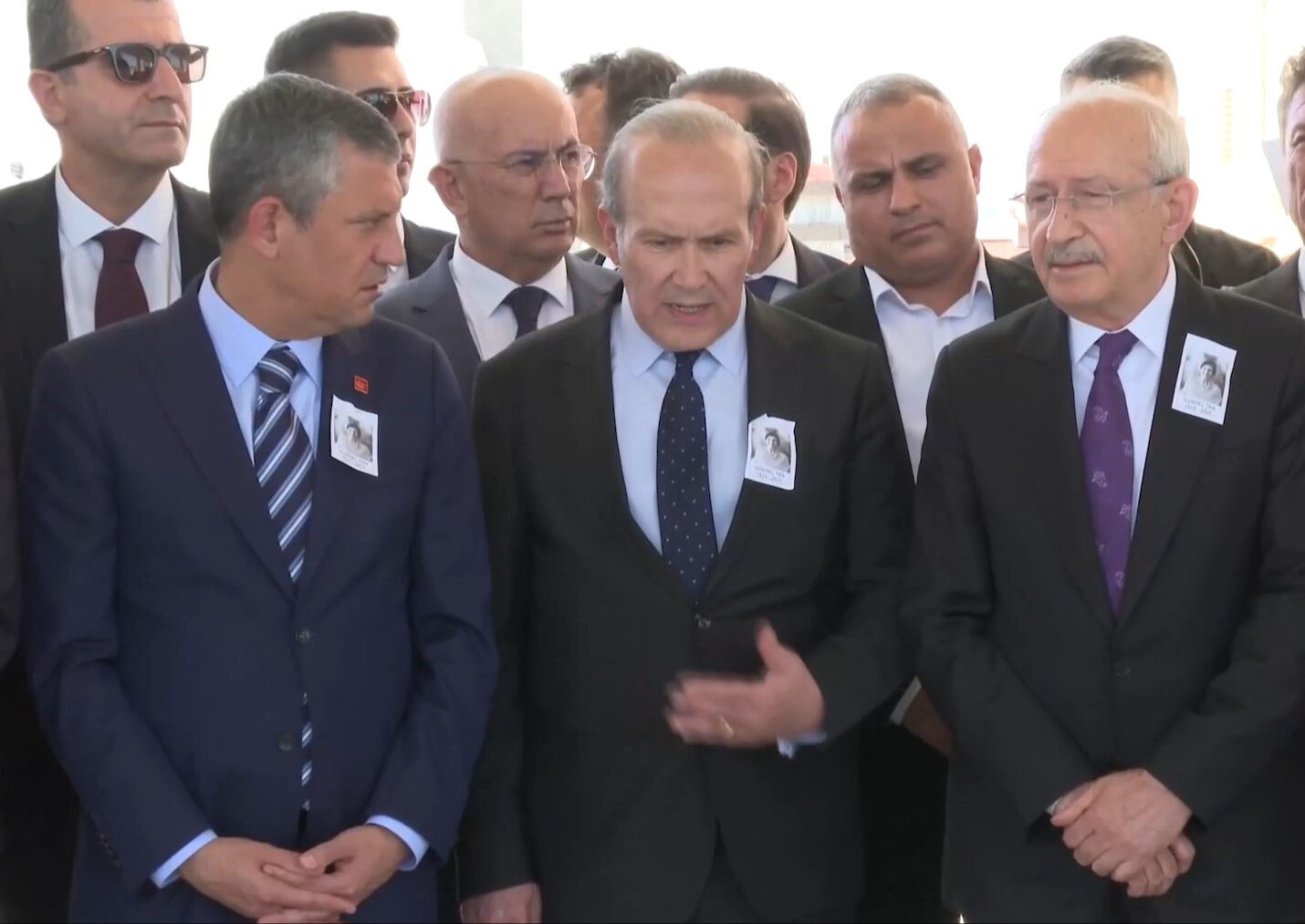 Kılıçdaroğlu ve Özel cenazede buluştu! Gerginlik dikkatlerden kaçmadı - 2. Resim