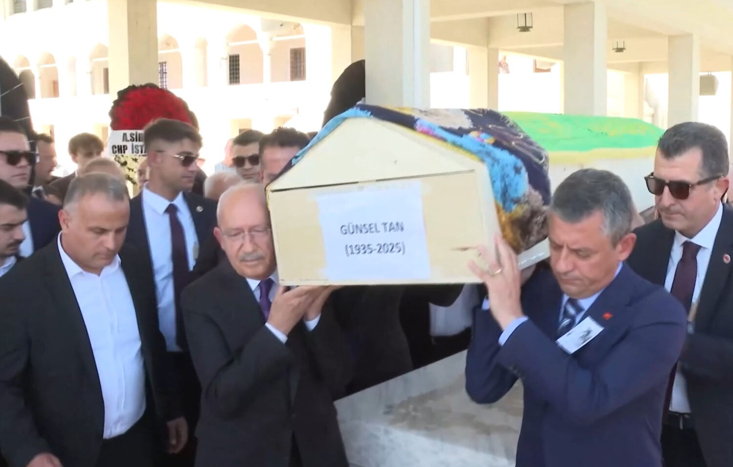 Kılıçdaroğlu ve Özel cenazede buluştu! Gerginlik dikkatlerden kaçmadı - 1. Resim