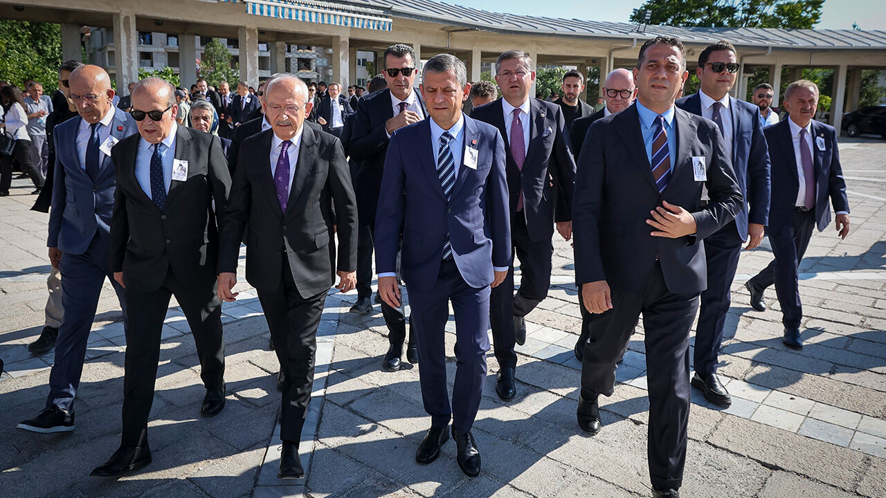 Kılıçdaroğlu ve Özel cenazede buluştu! Gerginlik dikkatlerden kaçmadı - 4. Resim